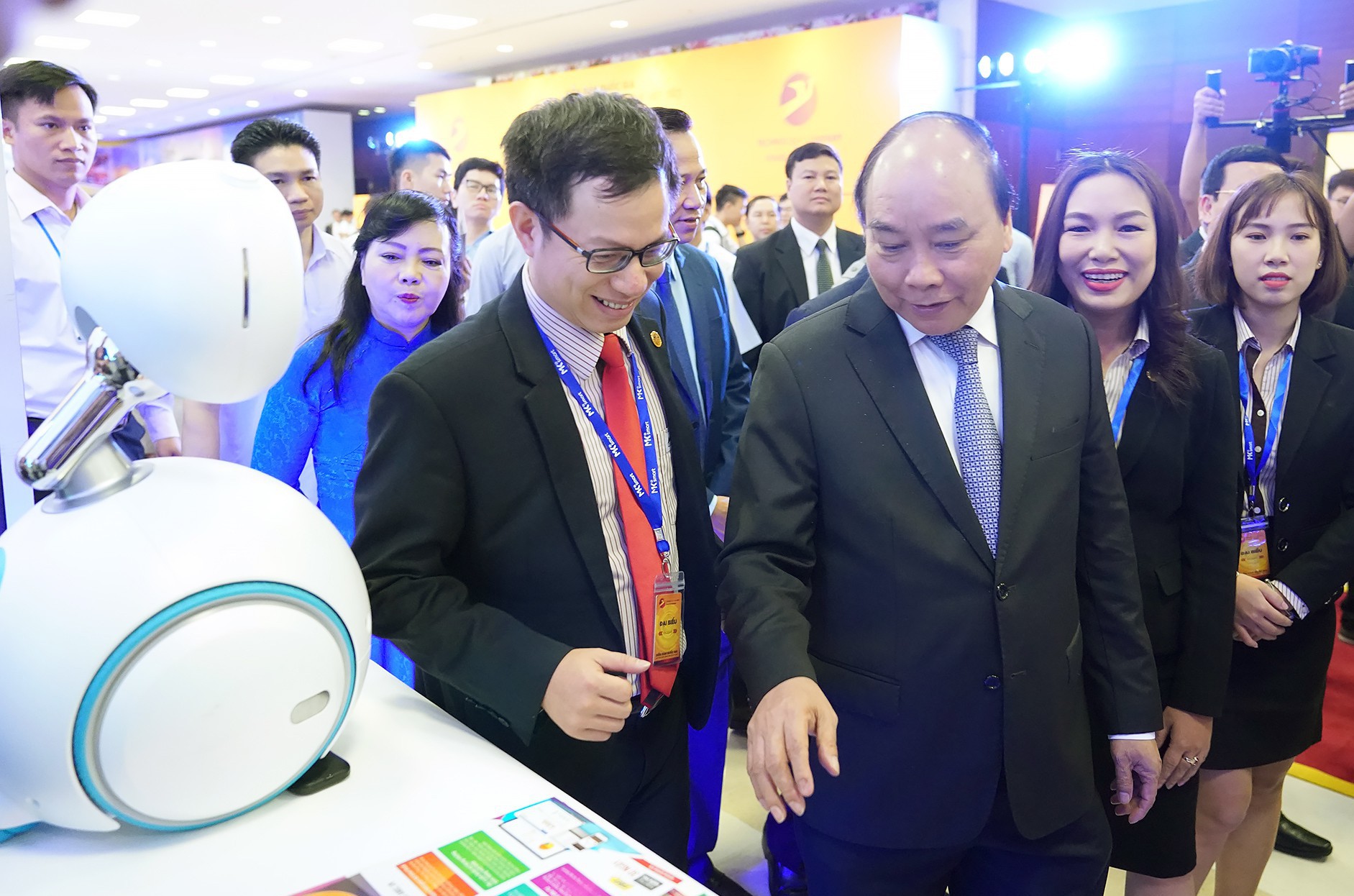 Thủ tướng Nguyễn Xuân Phúc dự diễn đàn công nghệ, tham quan bức tường ‘Make in Vietnam’ - Ảnh 2.