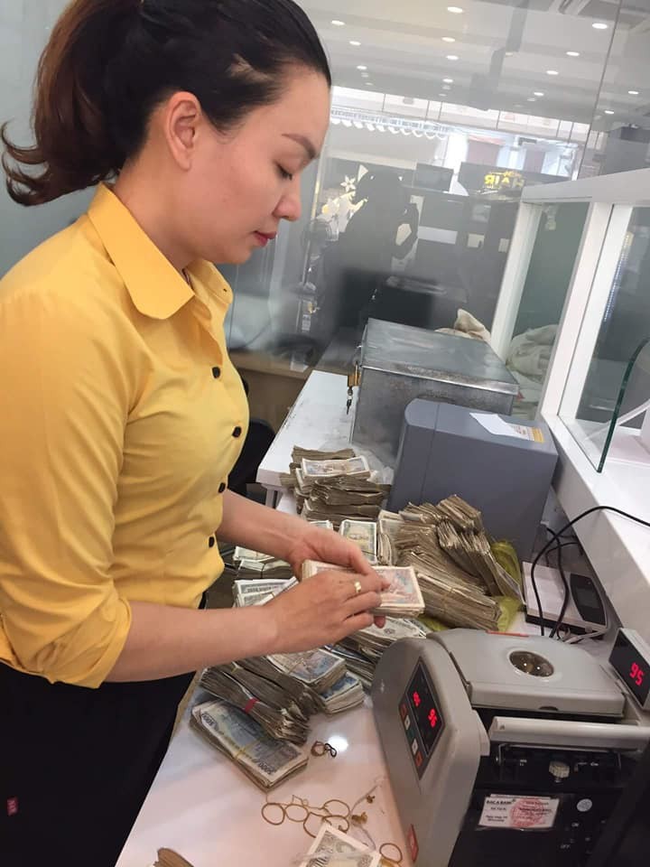 Vợ chồng già 78 tuổi chở bao tải tiền gửi tiết kiệm: Hi hữu ở Quảng Bình - Ảnh 2. Vợ chồng già 78 tuổi chở bao tải tiền gửi tiết kiệm: Hi hữu ở Quảng Bình - Ảnh 2.