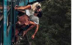 Khoe ảnh hôn nhau mạo hiểm khi tàu đang chạy, cặp du khách bị 'ném đá'