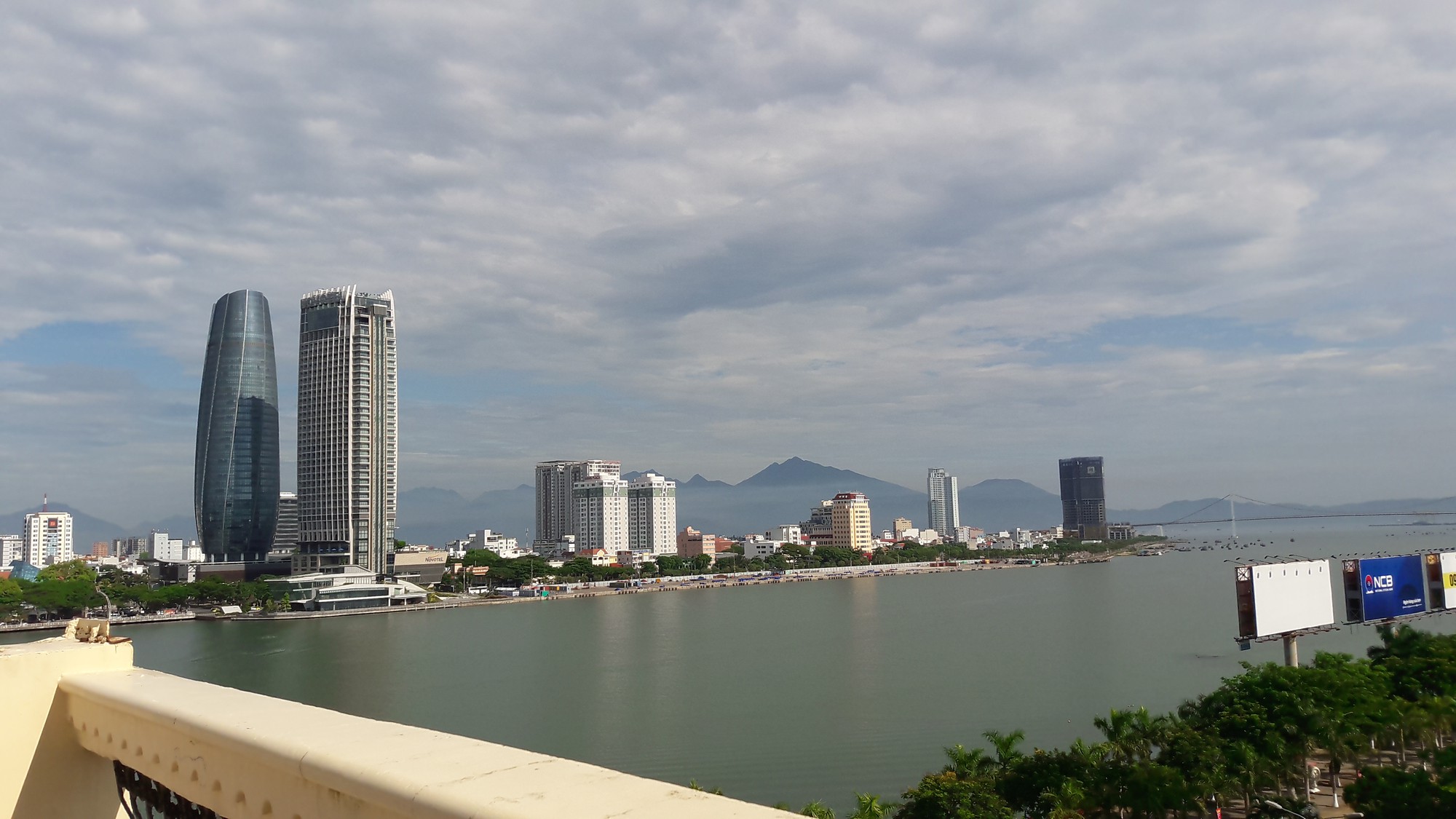Khách sạn, quán cà phê hét đến 500.000 đồng vé khai mạc Lễ hội pháo hoa quốc tế Đà Nẵng 2019 - Ảnh 2. Khách sạn, quán cà phê hét đến 500.000 đồng vé khai mạc Lễ hội pháo hoa quốc tế Đà Nẵng 2019 - Ảnh 2.