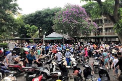 '1 chọi 30' vào lớp 6 chuyên Ngữ, phụ huynh chen kín sân trường