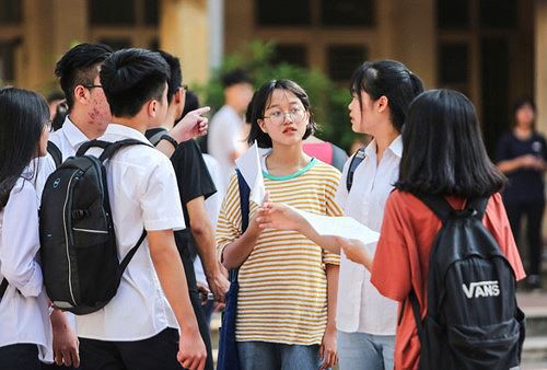 Sáng nay, hơn 85.000 thí sinh làm thủ tục dự thi vào lớp 10 tại Hà Nội - Ảnh 1. Sáng nay, hơn 85.000 thí sinh làm thủ tục dự thi vào lớp 10 tại Hà Nội - Ảnh 1.