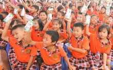 Quỹ sữa vươn cao Việt Nam và Vinamilk trao tặng hơn 44.700 li sữa cho trẻ em Hưng Yên