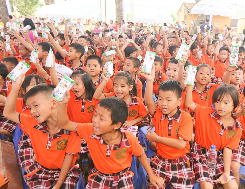 Quỹ sữa vươn cao Việt Nam và Vinamilk trao tặng hơn 44.700 li sữa cho trẻ em Hưng Yên - Ảnh 3. Quỹ sữa vươn cao Việt Nam và Vinamilk trao tặng hơn 44.700 li sữa cho trẻ em Hưng Yên - Ảnh 3.