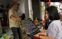 Câu chuyện về cô gái tên Hũ lang thang các khu chợ để tặng tấm bảng 'Tui bán rau, không bán túi nilon'