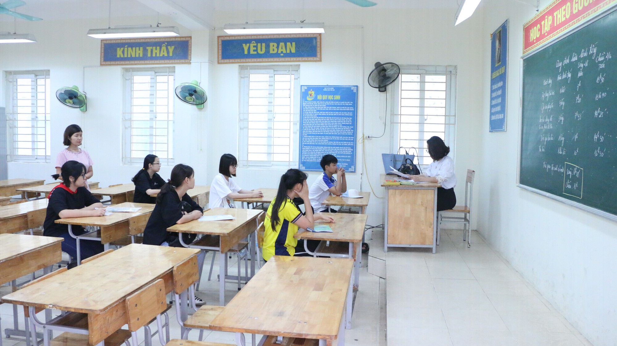 Thi vào lớp 10 tại Hà Nội năm 2019: Có phòng thi 2 giám thị phục vụ 6 thí sinh - Ảnh 2. Thi vào lớp 10 tại Hà Nội năm 2019: Có phòng thi 2 giám thị phục vụ 6 thí sinh - Ảnh 2.
