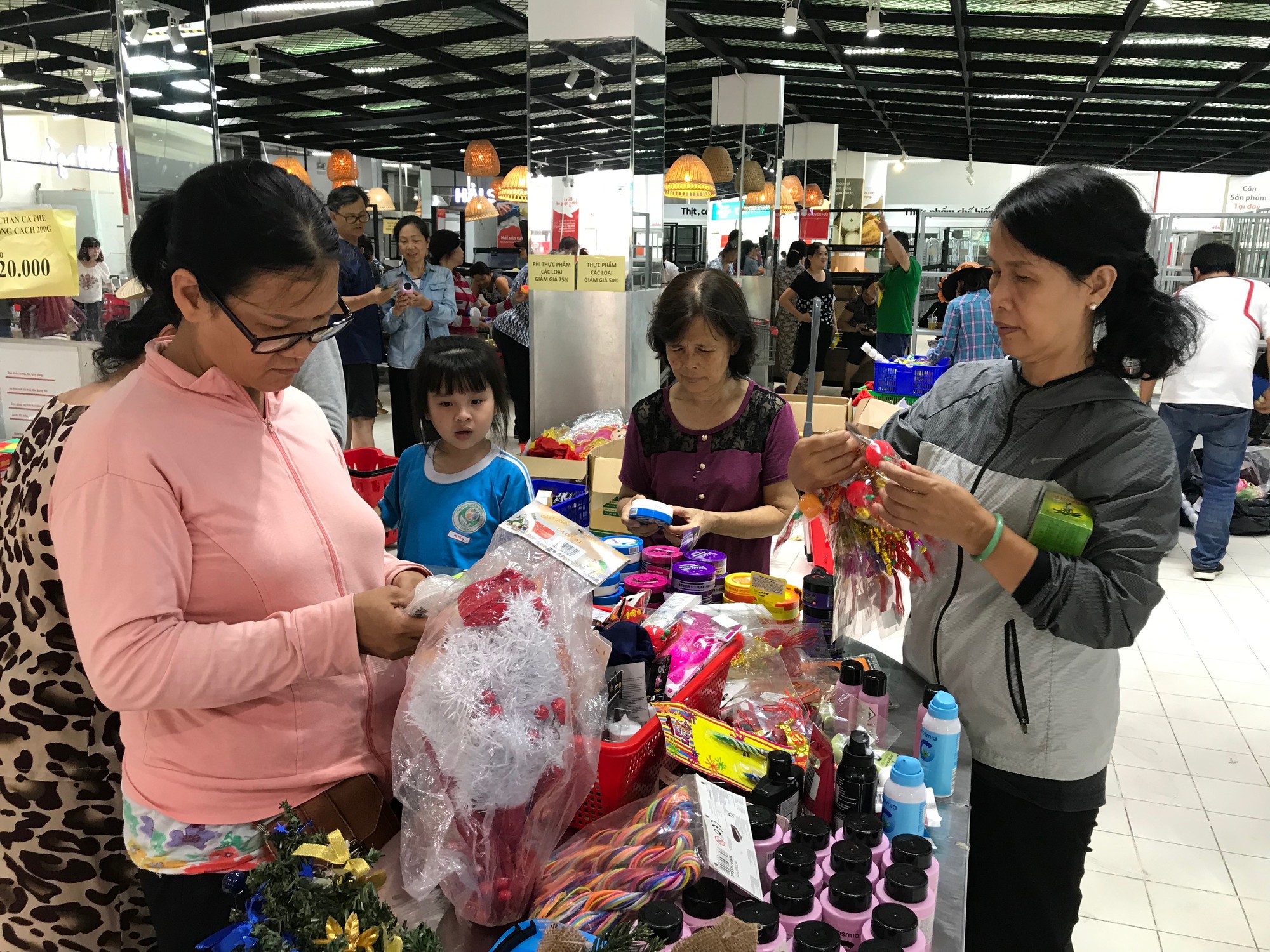 Ngày cuối cùng của Auchan trước khi tháo chạy khỏi Việt Nam: Khách ‘trực’ cả ngày tại siêu thị, giật hàng trên tay nhân viên - Ảnh 1. Ngày cuối cùng của Auchan trước khi tháo chạy khỏi Việt Nam: Khách ‘trực’ cả ngày tại siêu thị, giật hàng trên tay nhân viên - Ảnh 1.