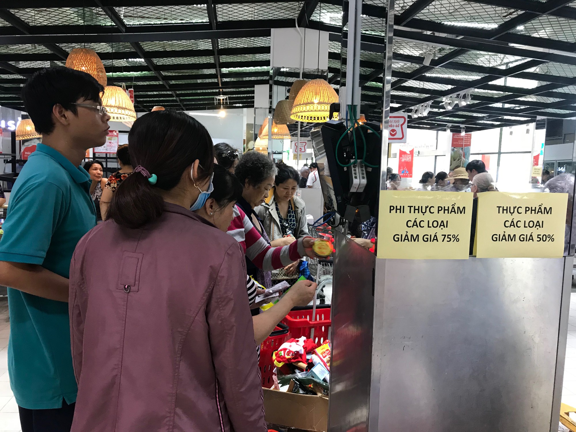 Cảnh bánh kẹo, hóa mĩ phẩm ở siêu thị Auchan bị khách trộm cắp, xé bao bì trong ngày mở cửa cuối cùng trước khi rút về Pháp - Ảnh 1.