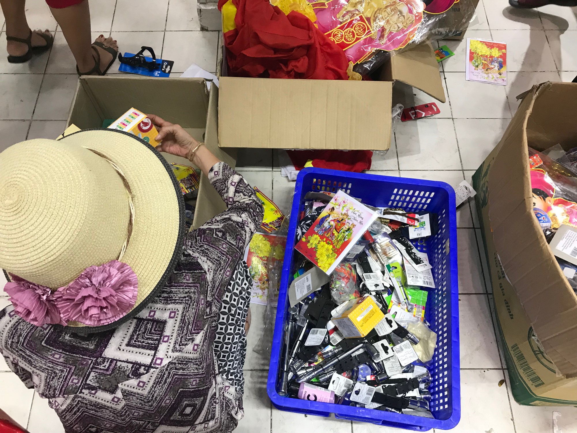 Ngày cuối cùng của Auchan trước khi tháo chạy khỏi Việt Nam: Khách ‘trực’ cả ngày tại siêu thị, giật hàng trên tay nhân viên - Ảnh 3. Ngày cuối cùng của Auchan trước khi tháo chạy khỏi Việt Nam: Khách ‘trực’ cả ngày tại siêu thị, giật hàng trên tay nhân viên - Ảnh 3.