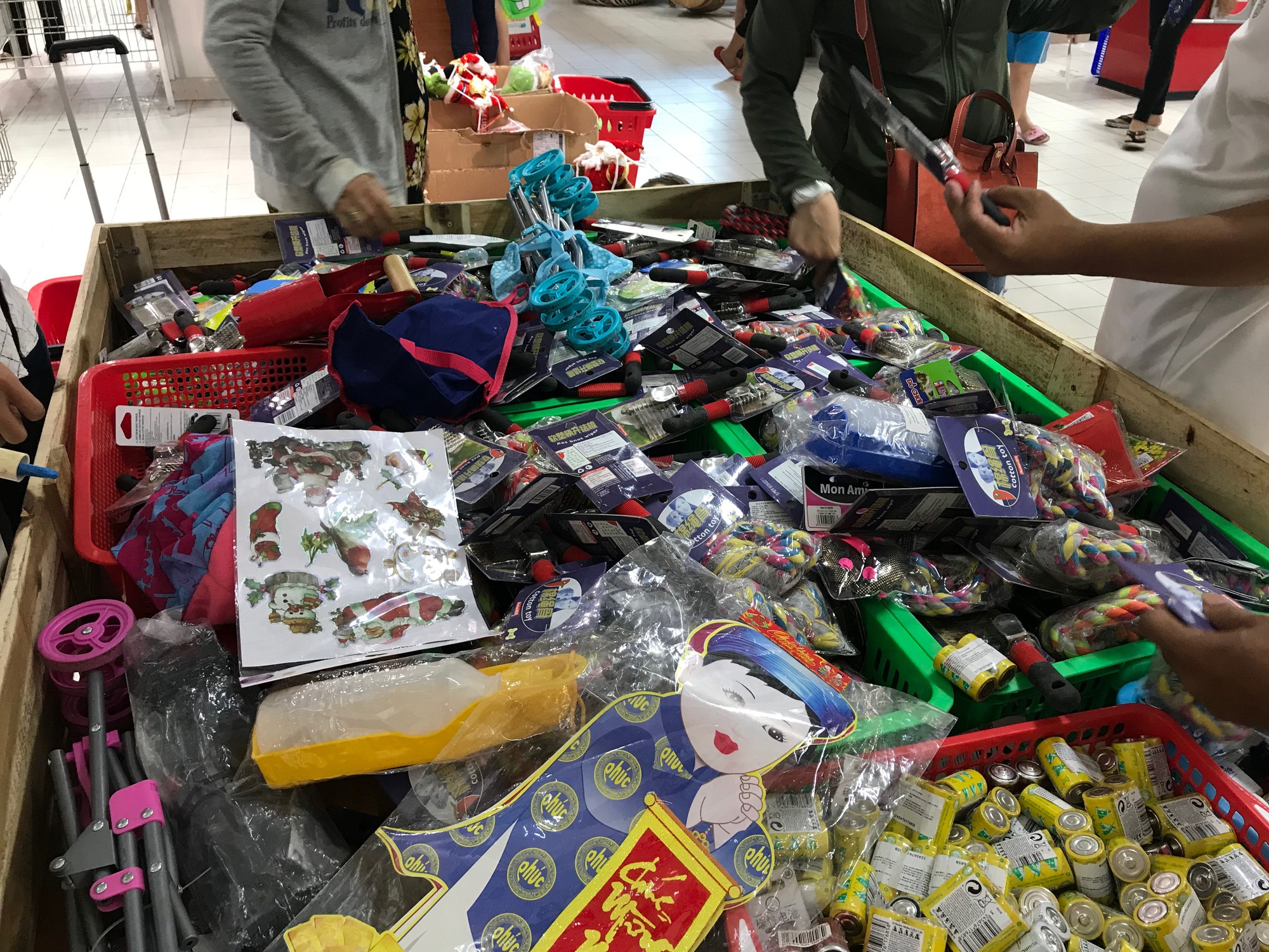 Ngày cuối cùng của Auchan trước khi tháo chạy khỏi Việt Nam: Khách ‘trực’ cả ngày tại siêu thị, giật hàng trên tay nhân viên - Ảnh 4. Ngày cuối cùng của Auchan trước khi tháo chạy khỏi Việt Nam: Khách ‘trực’ cả ngày tại siêu thị, giật hàng trên tay nhân viên - Ảnh 4.