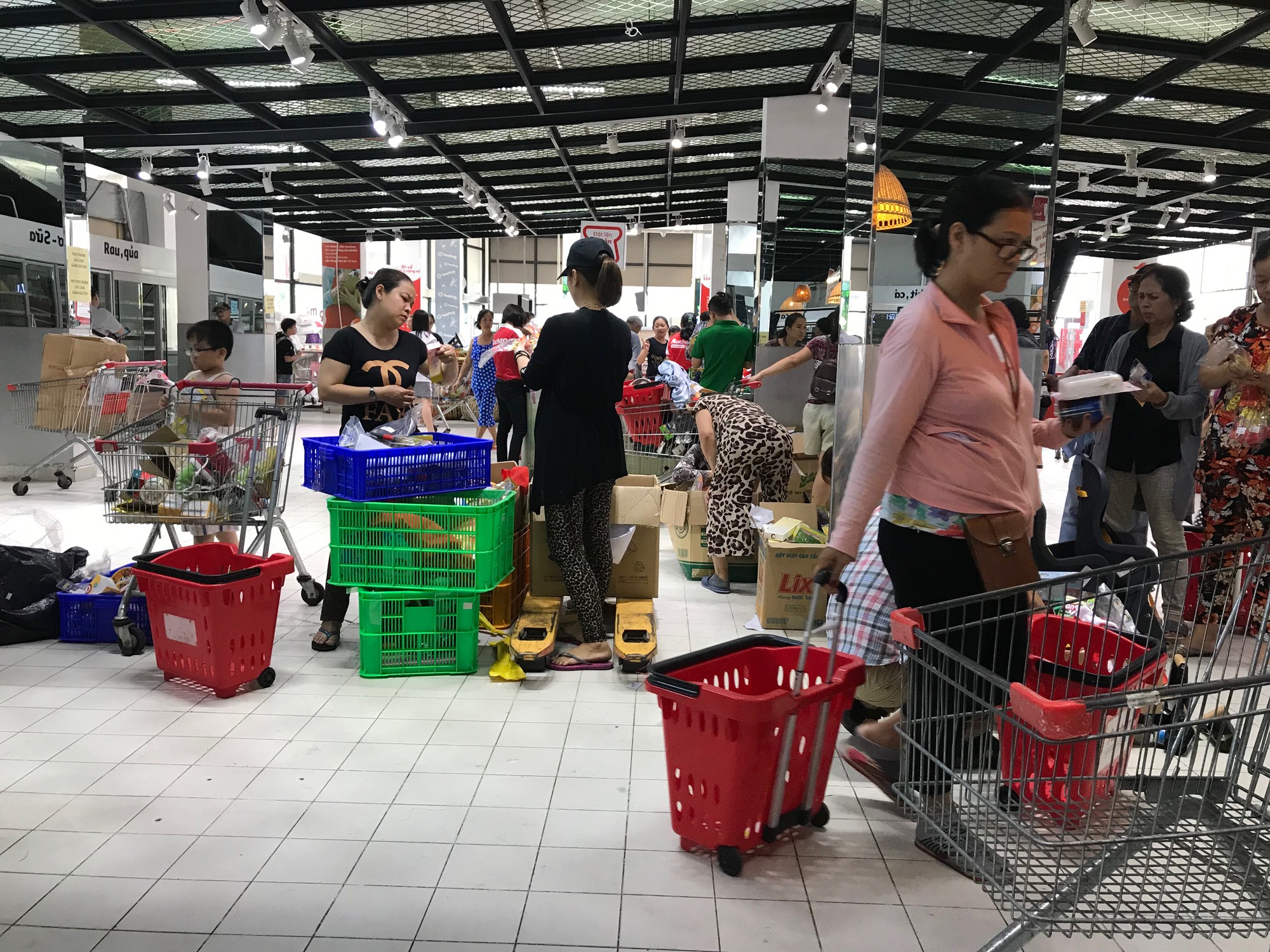 Ngày cuối cùng của Auchan trước khi tháo chạy khỏi Việt Nam: Khách ‘trực’ cả ngày tại siêu thị, giật hàng trên tay nhân viên - Ảnh 2. Ngày cuối cùng của Auchan trước khi tháo chạy khỏi Việt Nam: Khách ‘trực’ cả ngày tại siêu thị, giật hàng trên tay nhân viên - Ảnh 2.