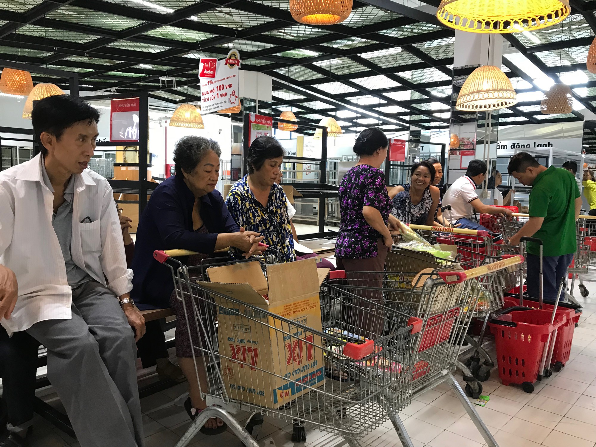 Ngày cuối cùng của Auchan trước khi tháo chạy khỏi Việt Nam: Khách ‘trực’ cả ngày tại siêu thị, giật hàng trên tay nhân viên - Ảnh 10. Ngày cuối cùng của Auchan trước khi tháo chạy khỏi Việt Nam: Khách ‘trực’ cả ngày tại siêu thị, giật hàng trên tay nhân viên - Ảnh 10.