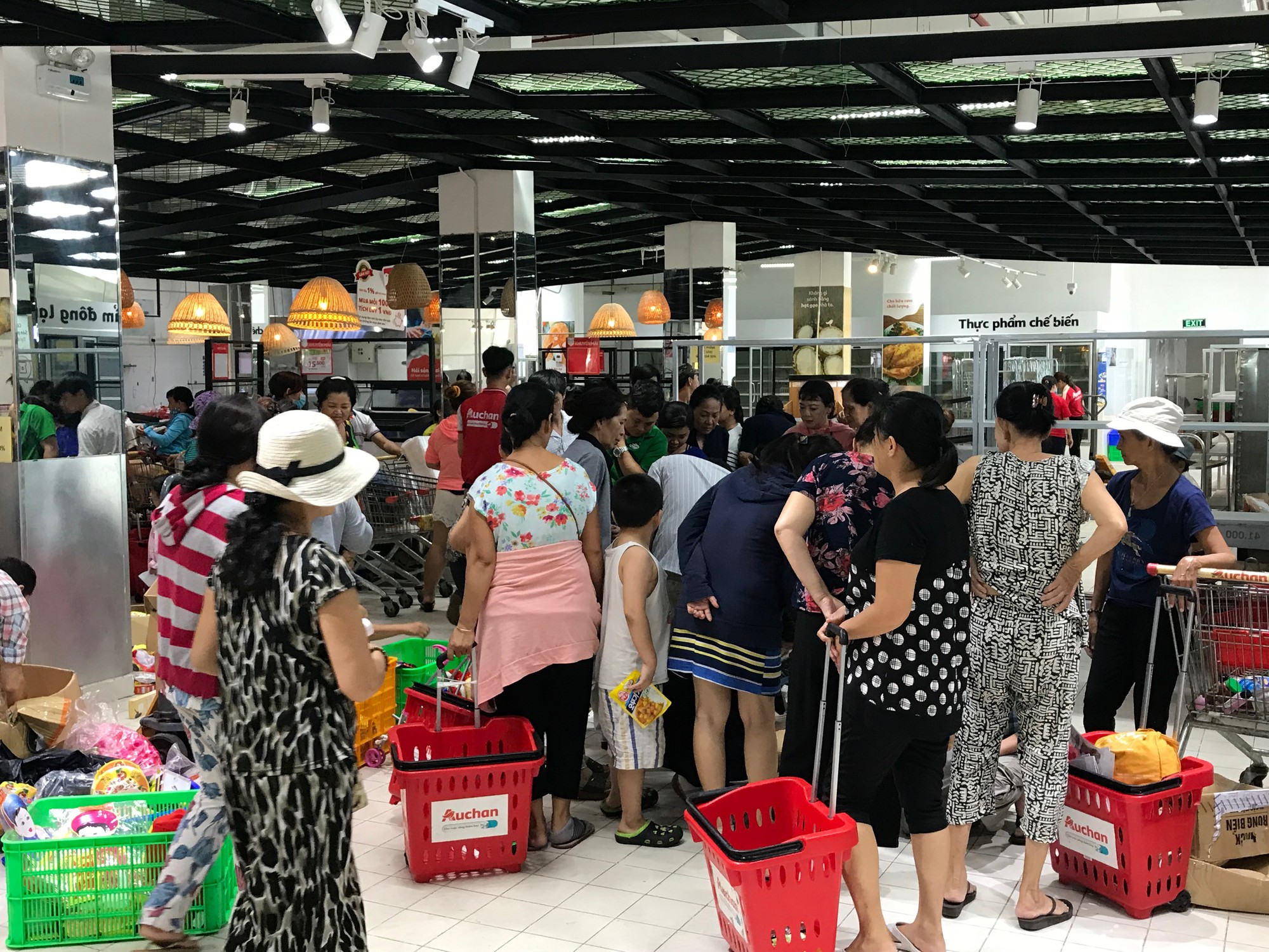 Ngày cuối cùng của Auchan trước khi tháo chạy khỏi Việt Nam: Khách ‘trực’ cả ngày tại siêu thị, giật hàng trên tay nhân viên - Ảnh 6. Ngày cuối cùng của Auchan trước khi tháo chạy khỏi Việt Nam: Khách ‘trực’ cả ngày tại siêu thị, giật hàng trên tay nhân viên - Ảnh 6.
