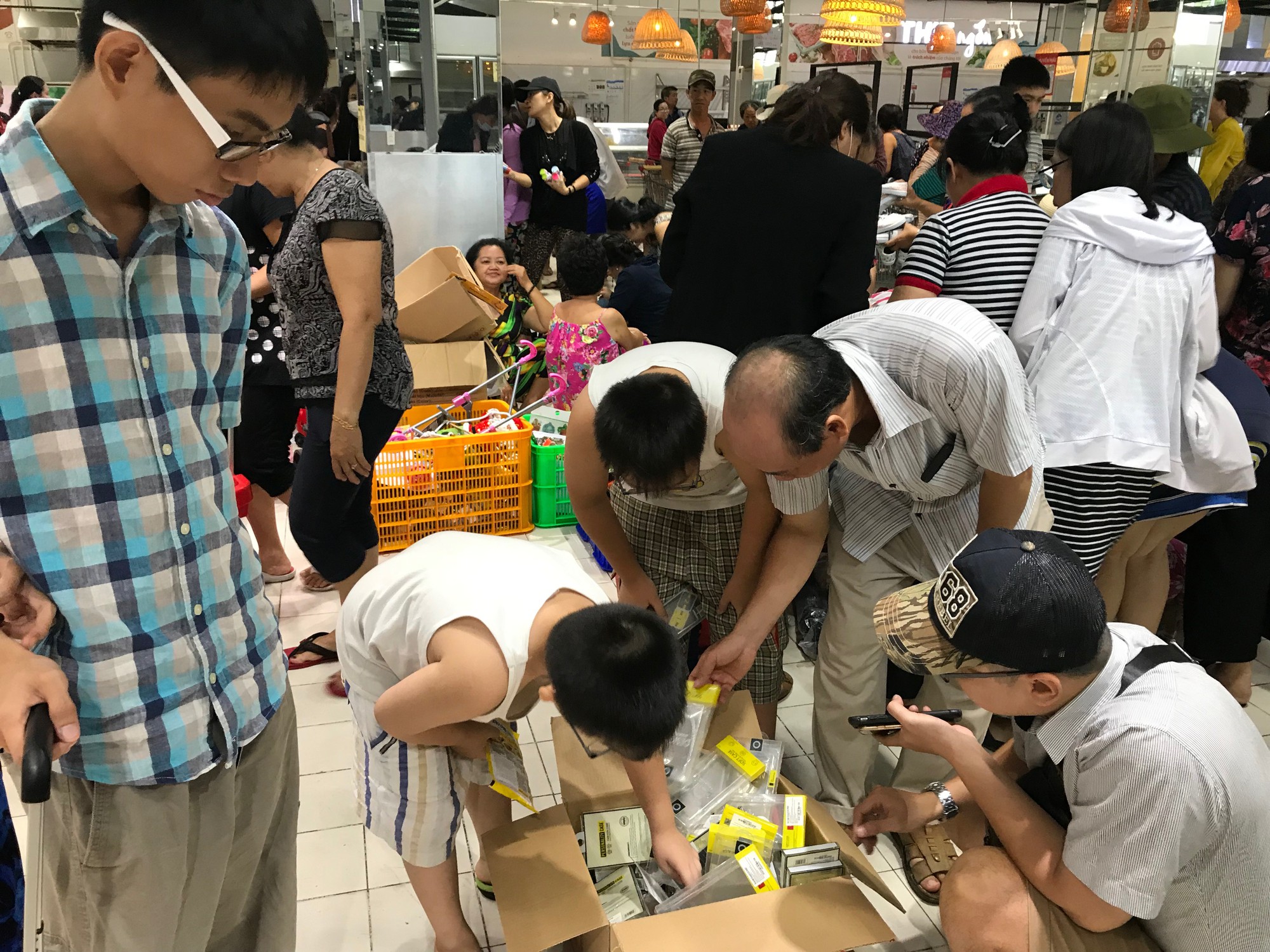 Ngày cuối cùng của Auchan trước khi tháo chạy khỏi Việt Nam: Khách ‘trực’ cả ngày tại siêu thị, giật hàng trên tay nhân viên - Ảnh 7. Ngày cuối cùng của Auchan trước khi tháo chạy khỏi Việt Nam: Khách ‘trực’ cả ngày tại siêu thị, giật hàng trên tay nhân viên - Ảnh 7.