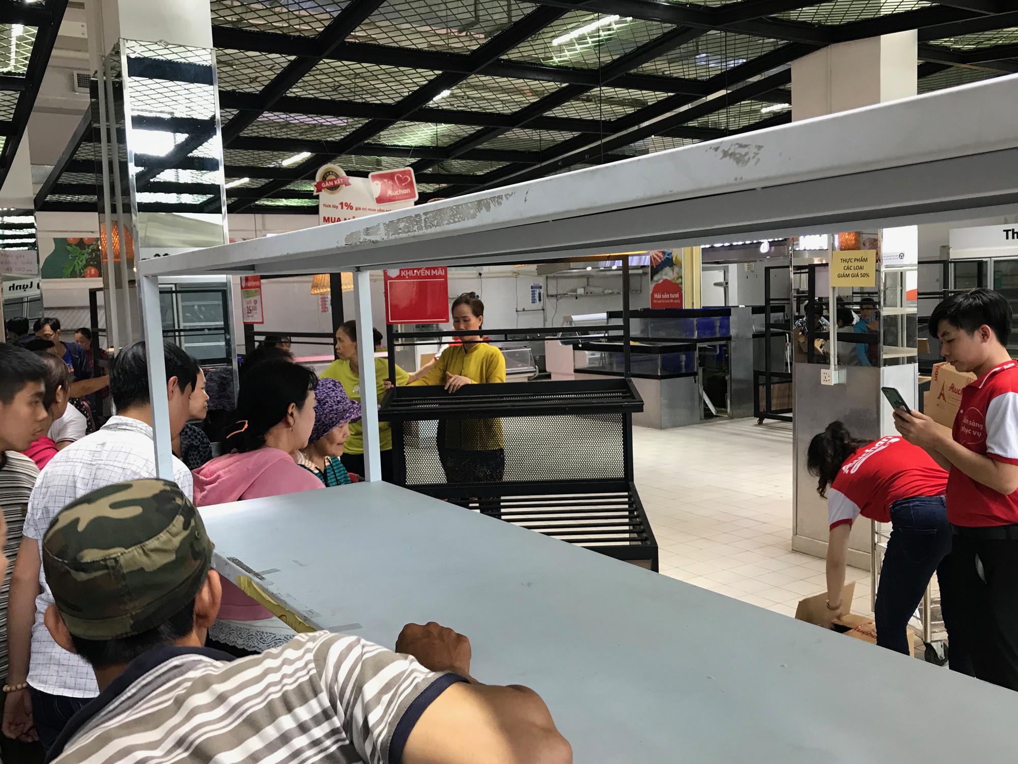 Ngày cuối cùng của Auchan trước khi tháo chạy khỏi Việt Nam: Khách ‘trực’ cả ngày tại siêu thị, giật hàng trên tay nhân viên - Ảnh 8. Ngày cuối cùng của Auchan trước khi tháo chạy khỏi Việt Nam: Khách ‘trực’ cả ngày tại siêu thị, giật hàng trên tay nhân viên - Ảnh 8.