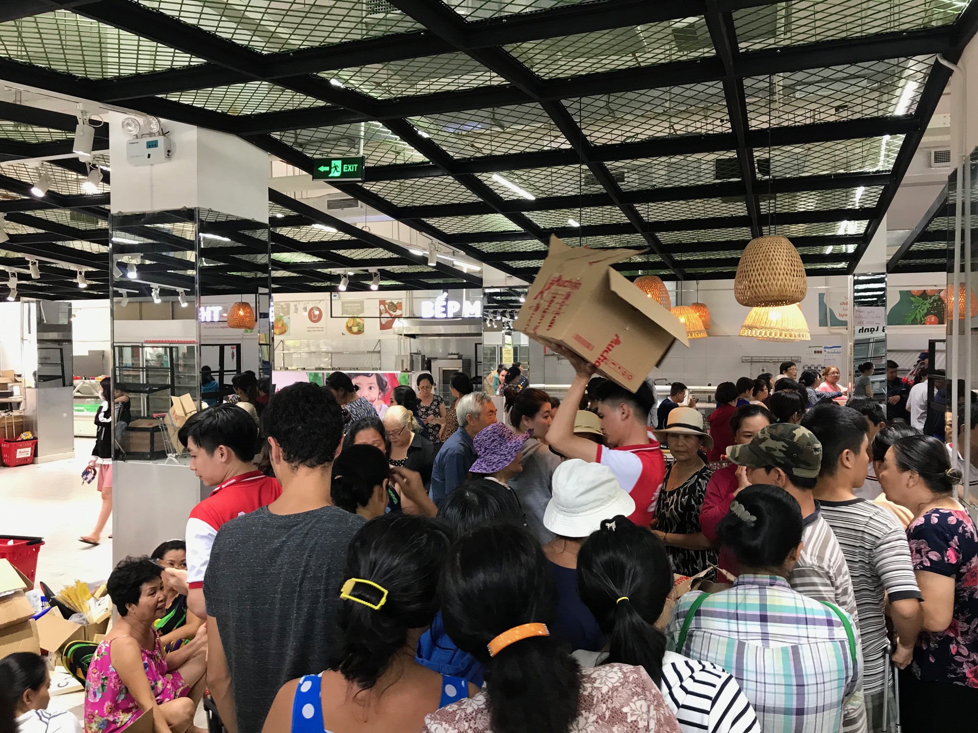 Ngày cuối cùng của Auchan trước khi tháo chạy khỏi Việt Nam: Khách ‘trực’ cả ngày tại siêu thị, giật hàng trên tay nhân viên - Ảnh 5. Ngày cuối cùng của Auchan trước khi tháo chạy khỏi Việt Nam: Khách ‘trực’ cả ngày tại siêu thị, giật hàng trên tay nhân viên - Ảnh 5.