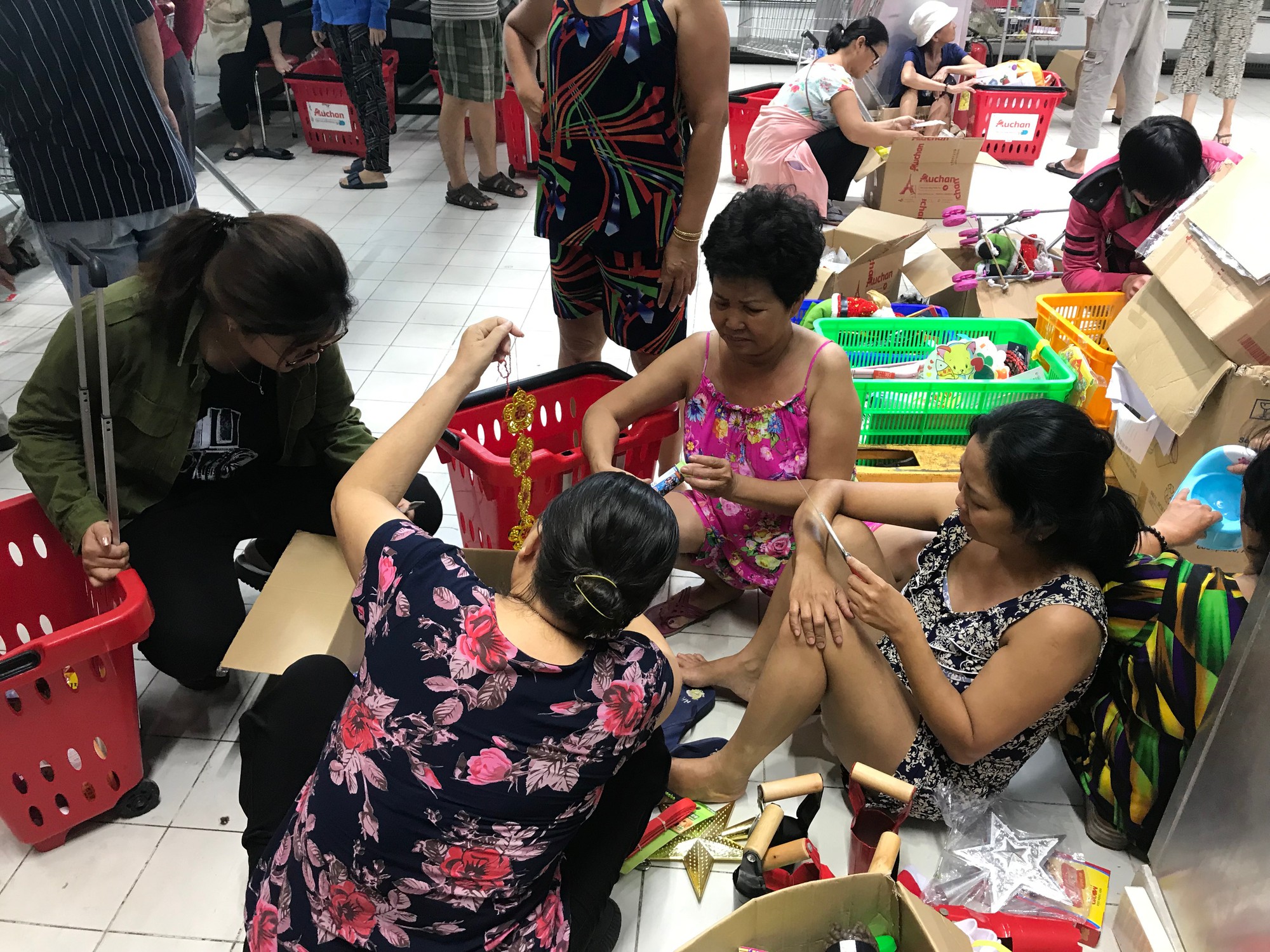 Cảnh bánh kẹo, hóa mĩ phẩm ở siêu thị Auchan bị khách trộm cắp, xé bao bì trong ngày mở cửa cuối cùng trước khi rút về Pháp - Ảnh 2.