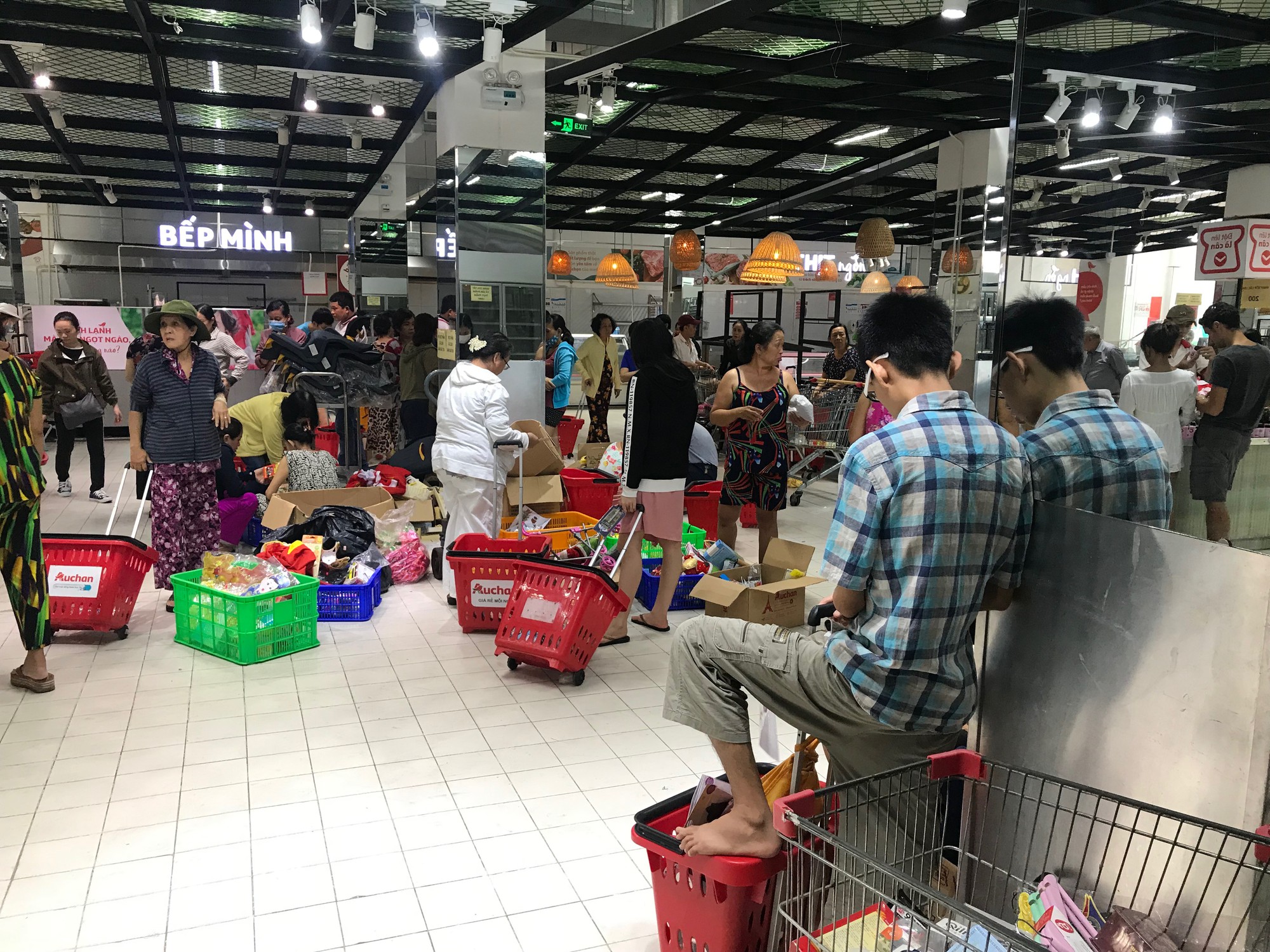 Ngày cuối cùng của Auchan trước khi tháo chạy khỏi Việt Nam: Khách ‘trực’ cả ngày tại siêu thị, giật hàng trên tay nhân viên - Ảnh 11. Ngày cuối cùng của Auchan trước khi tháo chạy khỏi Việt Nam: Khách ‘trực’ cả ngày tại siêu thị, giật hàng trên tay nhân viên - Ảnh 11.