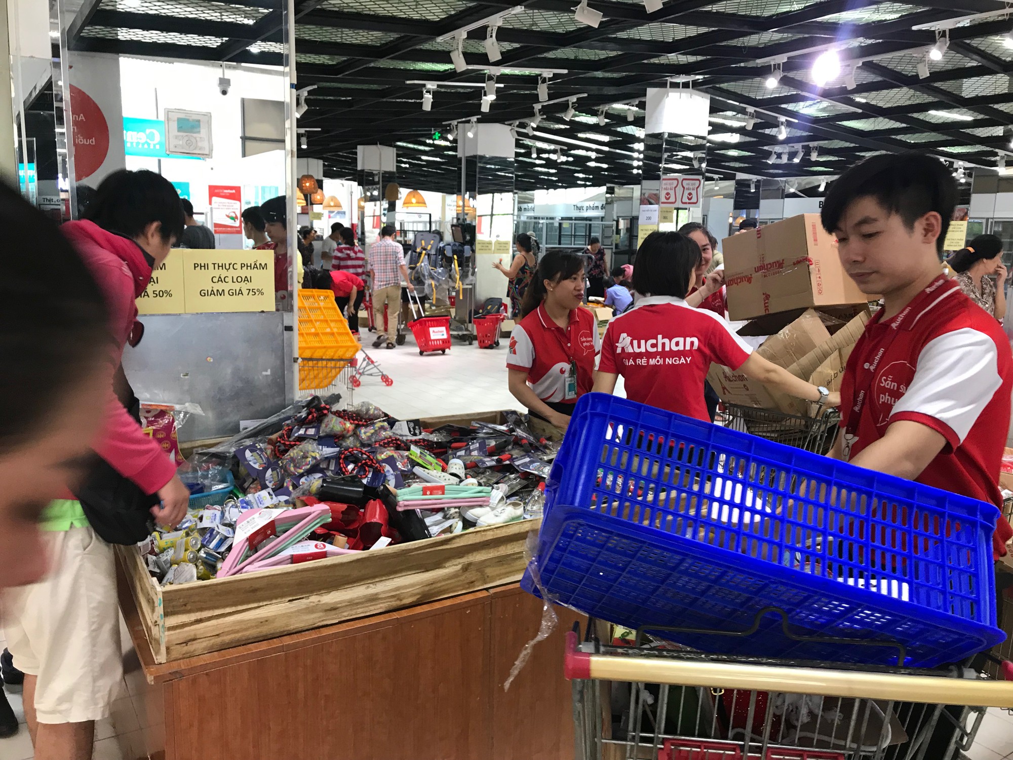 Ngày cuối cùng của Auchan trước khi tháo chạy khỏi Việt Nam: Khách ‘trực’ cả ngày tại siêu thị, giật hàng trên tay nhân viên - Ảnh 13. Ngày cuối cùng của Auchan trước khi tháo chạy khỏi Việt Nam: Khách ‘trực’ cả ngày tại siêu thị, giật hàng trên tay nhân viên - Ảnh 13.