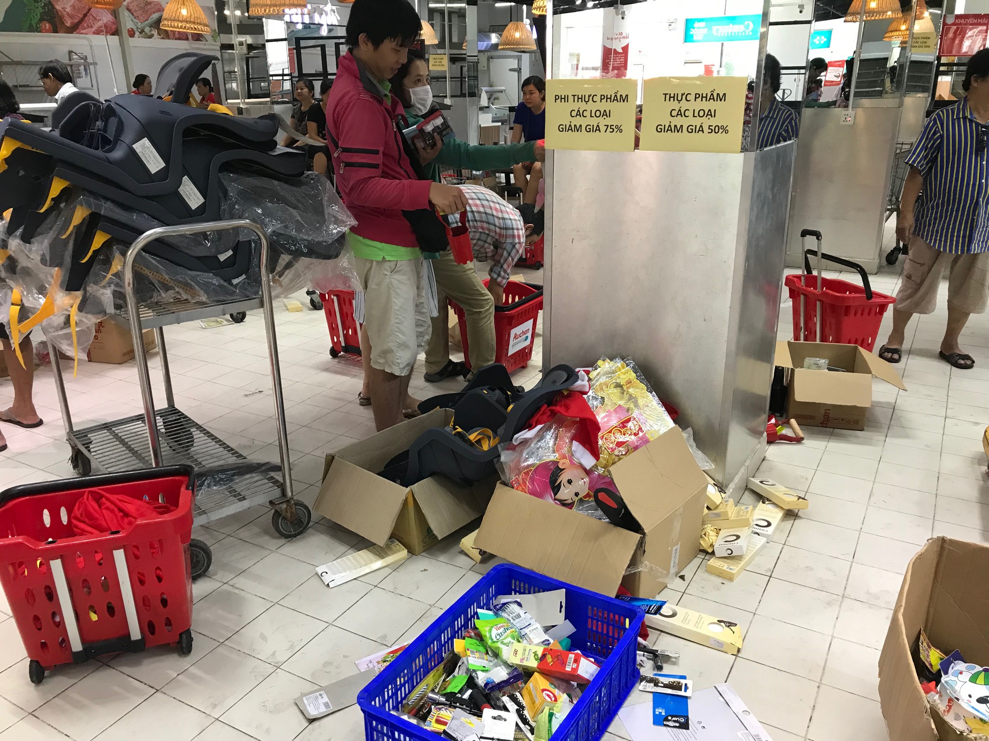 Ngày cuối cùng của Auchan trước khi tháo chạy khỏi Việt Nam: Khách ‘trực’ cả ngày tại siêu thị, giật hàng trên tay nhân viên - Ảnh 9. Ngày cuối cùng của Auchan trước khi tháo chạy khỏi Việt Nam: Khách ‘trực’ cả ngày tại siêu thị, giật hàng trên tay nhân viên - Ảnh 9.