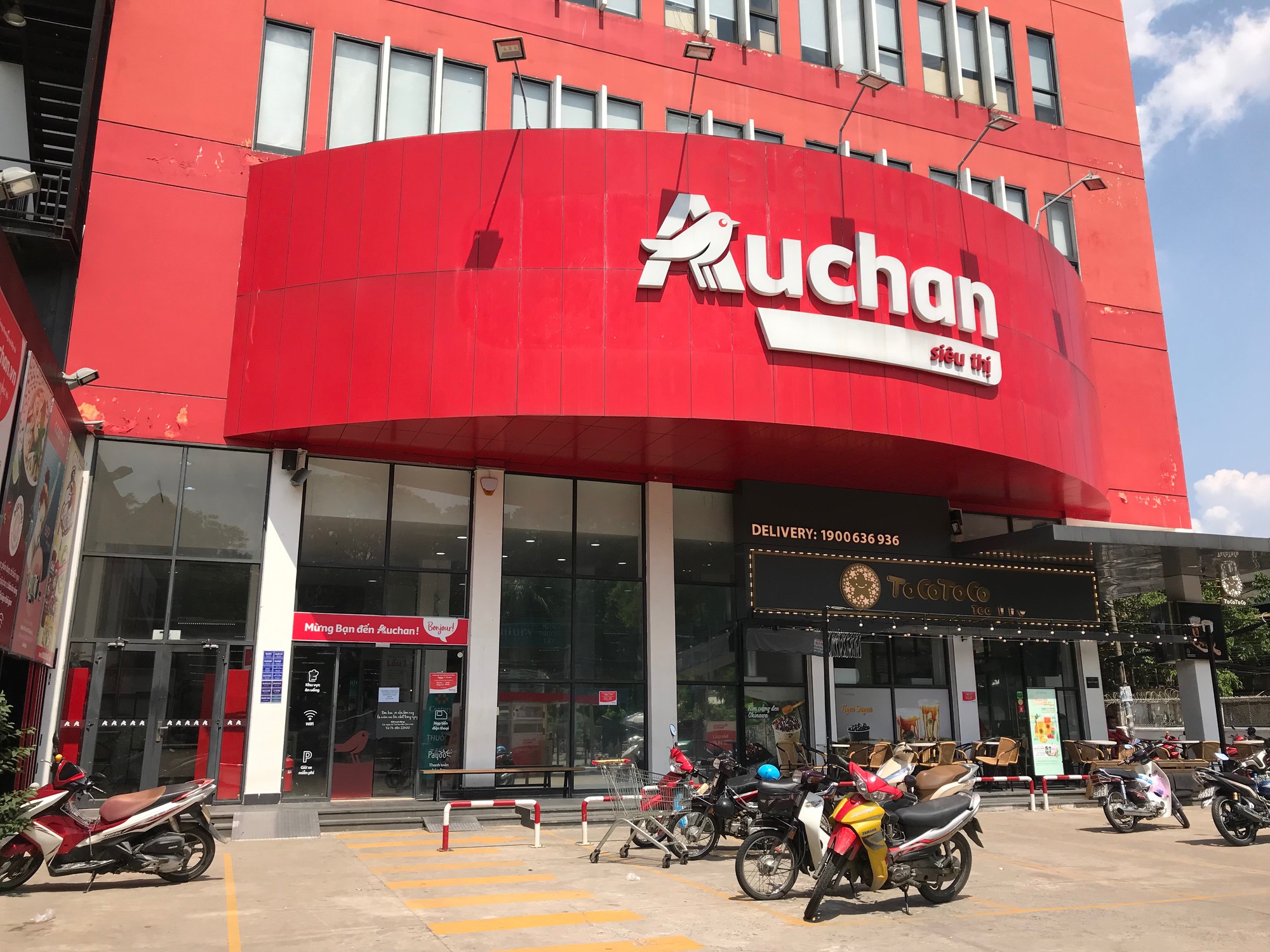 Ngày cuối cùng của Auchan trước khi tháo chạy khỏi Việt Nam: Khách ‘trực’ cả ngày tại siêu thị, giật hàng trên tay nhân viên - Ảnh 15. Ngày cuối cùng của Auchan trước khi tháo chạy khỏi Việt Nam: Khách ‘trực’ cả ngày tại siêu thị, giật hàng trên tay nhân viên - Ảnh 15.