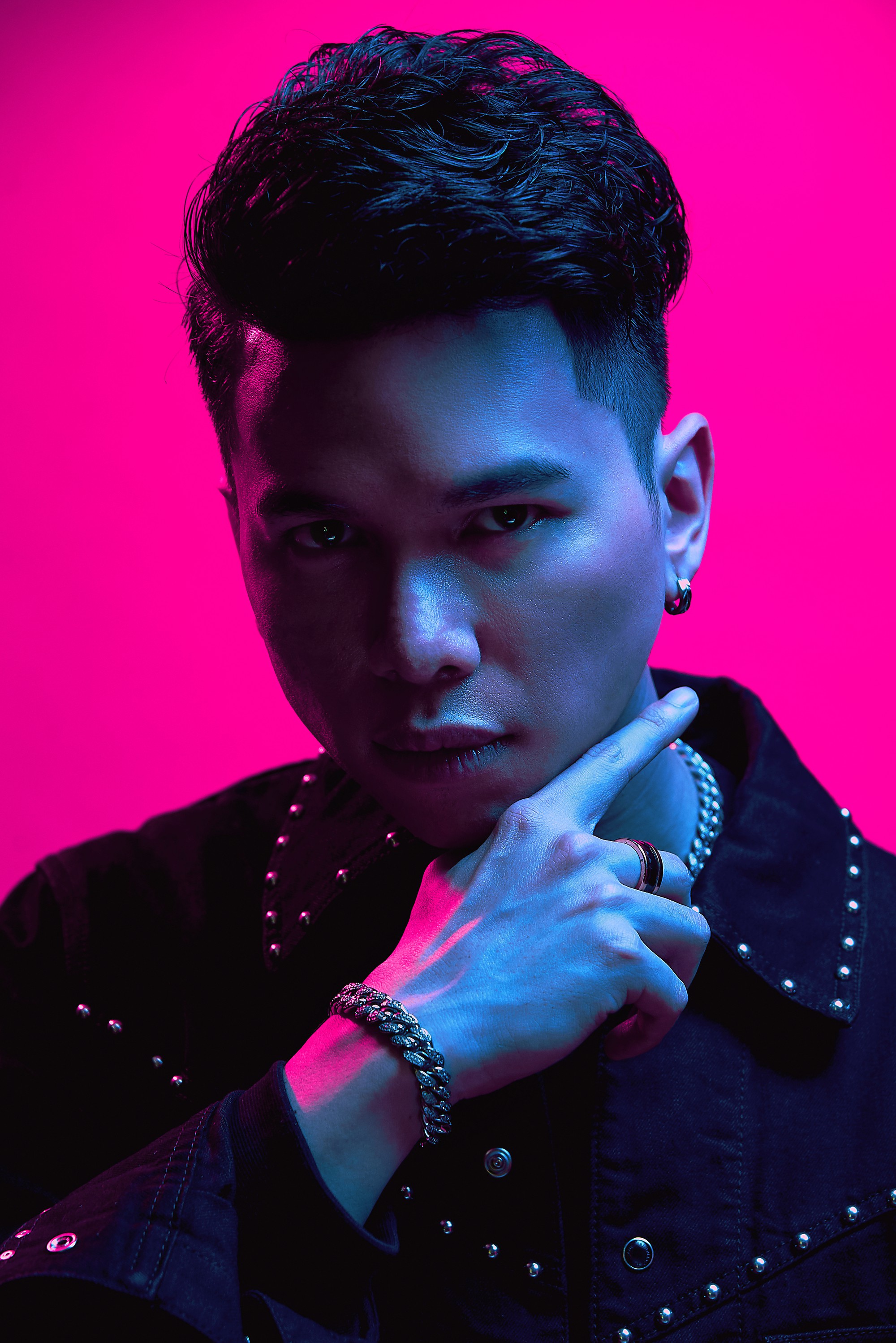 Hoàng Tôn trở lại đường đua Vpop với Whats your name? - Ảnh 1. Hoàng Tôn trở lại đường đua Vpop với Whats your name? - Ảnh 1.