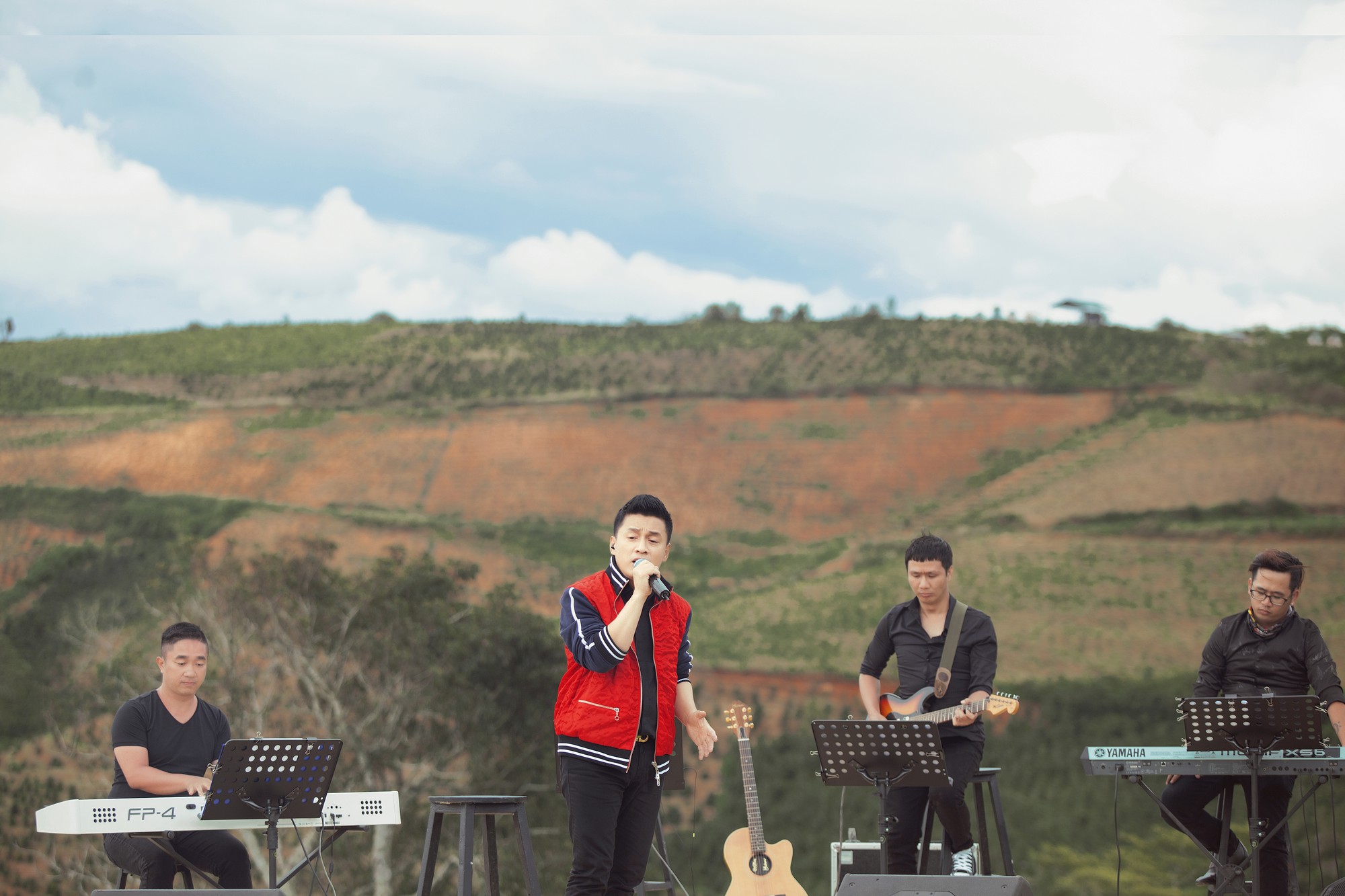 Lam Trường nướng bánh tráng và bán sữa đậu nành tại Đà Lạt khiến fan thích thú - Ảnh 2. Lam Trường nướng bánh tráng và bán sữa đậu nành tại Đà Lạt khiến fan thích thú - Ảnh 2.