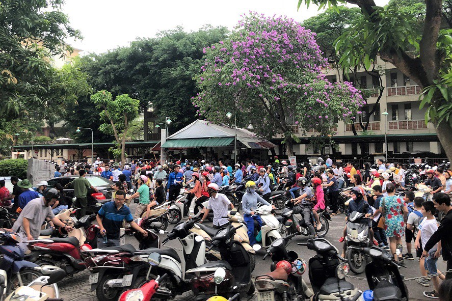 1 chọi 30 vào lớp 6 chuyên Ngữ, phụ huynh chen kín sân trường - Ảnh 1. 1 chọi 30 vào lớp 6 chuyên Ngữ, phụ huynh chen kín sân trường - Ảnh 1.