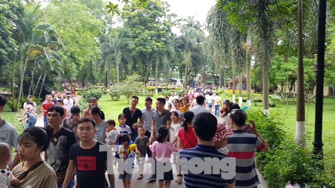 Công viên Thủ Lệ ken đặc người ngày Tết thiếu nhi - Ảnh 1.