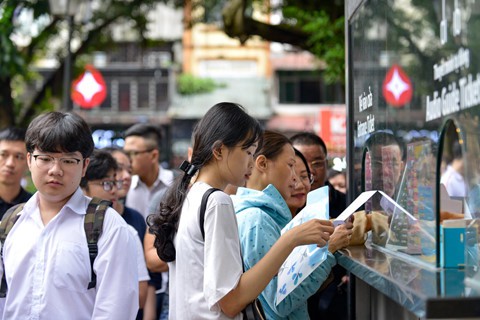 Hàng trăm sĩ tử đến Văn Miếu cầu may trước ngày thi vào lớp 10 - Ảnh 1. Hàng trăm sĩ tử đến Văn Miếu cầu may trước ngày thi vào lớp 10 - Ảnh 1.