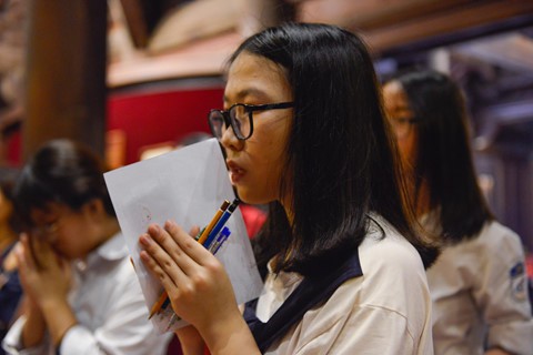 Hàng trăm sĩ tử đến Văn Miếu cầu may trước ngày thi vào lớp 10 - Ảnh 10. Hàng trăm sĩ tử đến Văn Miếu cầu may trước ngày thi vào lớp 10 - Ảnh 10.