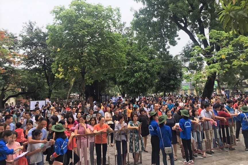 1 chọi 30 vào lớp 6 chuyên Ngữ, phụ huynh chen kín sân trường - Ảnh 2. 1 chọi 30 vào lớp 6 chuyên Ngữ, phụ huynh chen kín sân trường - Ảnh 2.