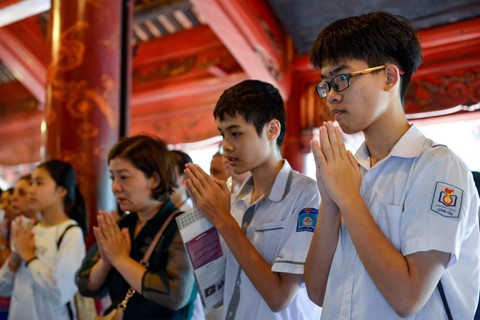 Hàng trăm sĩ tử đến Văn Miếu cầu may trước ngày thi vào lớp 10 - Ảnh 2. Hàng trăm sĩ tử đến Văn Miếu cầu may trước ngày thi vào lớp 10 - Ảnh 2.