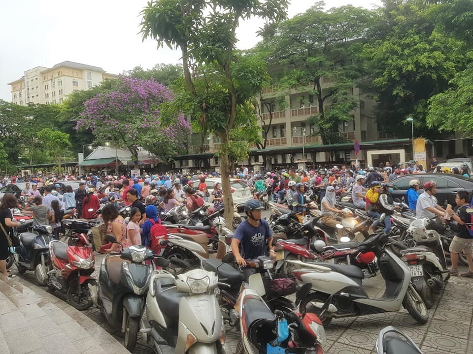 1 chọi 30 vào lớp 6 chuyên Ngữ, phụ huynh chen kín sân trường - Ảnh 3. 1 chọi 30 vào lớp 6 chuyên Ngữ, phụ huynh chen kín sân trường - Ảnh 3.