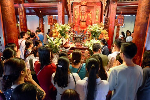 Hàng trăm sĩ tử đến Văn Miếu cầu may trước ngày thi vào lớp 10 - Ảnh 3. Hàng trăm sĩ tử đến Văn Miếu cầu may trước ngày thi vào lớp 10 - Ảnh 3.