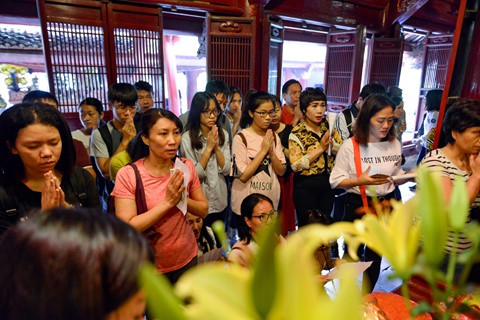 Hàng trăm sĩ tử đến Văn Miếu cầu may trước ngày thi vào lớp 10 - Ảnh 4. Hàng trăm sĩ tử đến Văn Miếu cầu may trước ngày thi vào lớp 10 - Ảnh 4.
