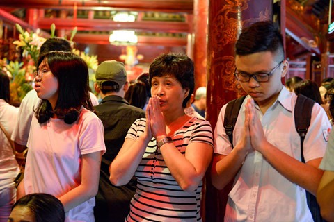 Hàng trăm sĩ tử đến Văn Miếu cầu may trước ngày thi vào lớp 10 - Ảnh 5. Hàng trăm sĩ tử đến Văn Miếu cầu may trước ngày thi vào lớp 10 - Ảnh 5.