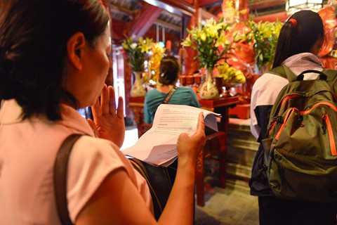 Hàng trăm sĩ tử đến Văn Miếu cầu may trước ngày thi vào lớp 10 - Ảnh 6. Hàng trăm sĩ tử đến Văn Miếu cầu may trước ngày thi vào lớp 10 - Ảnh 6.