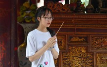 Hàng trăm sĩ tử đến Văn Miếu cầu may trước ngày thi vào lớp 10