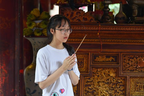 Hàng trăm sĩ tử đến Văn Miếu cầu may trước ngày thi vào lớp 10 - Ảnh 7. Hàng trăm sĩ tử đến Văn Miếu cầu may trước ngày thi vào lớp 10 - Ảnh 7.