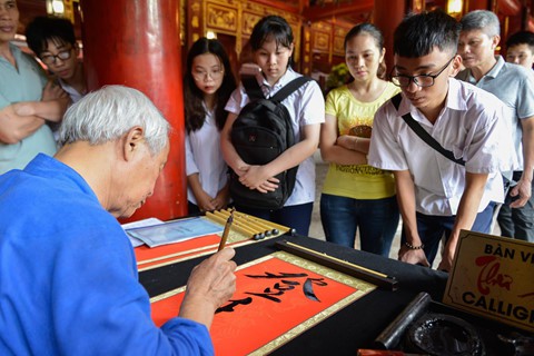 Hàng trăm sĩ tử đến Văn Miếu cầu may trước ngày thi vào lớp 10 - Ảnh 9. Hàng trăm sĩ tử đến Văn Miếu cầu may trước ngày thi vào lớp 10 - Ảnh 9.