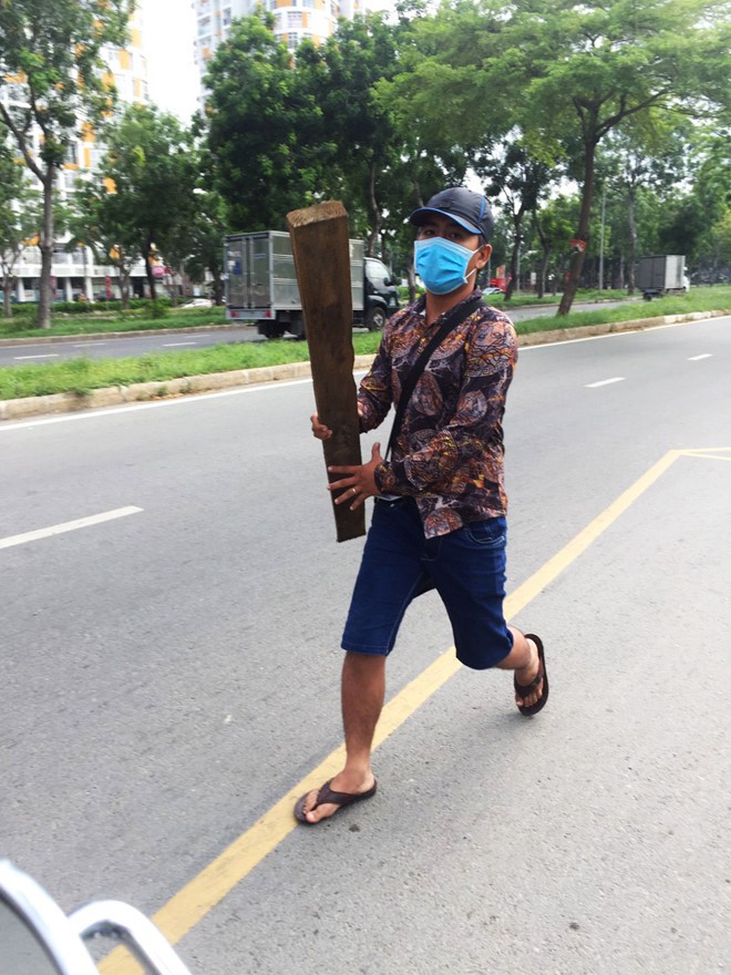 Người bị nghi là tiếp thị sữa đánh anh quay clip: Tôi không quan hệ gì với CSGT - Ảnh 2. Người bị nghi là tiếp thị sữa đánh anh quay clip: Tôi không quan hệ gì với CSGT - Ảnh 2.