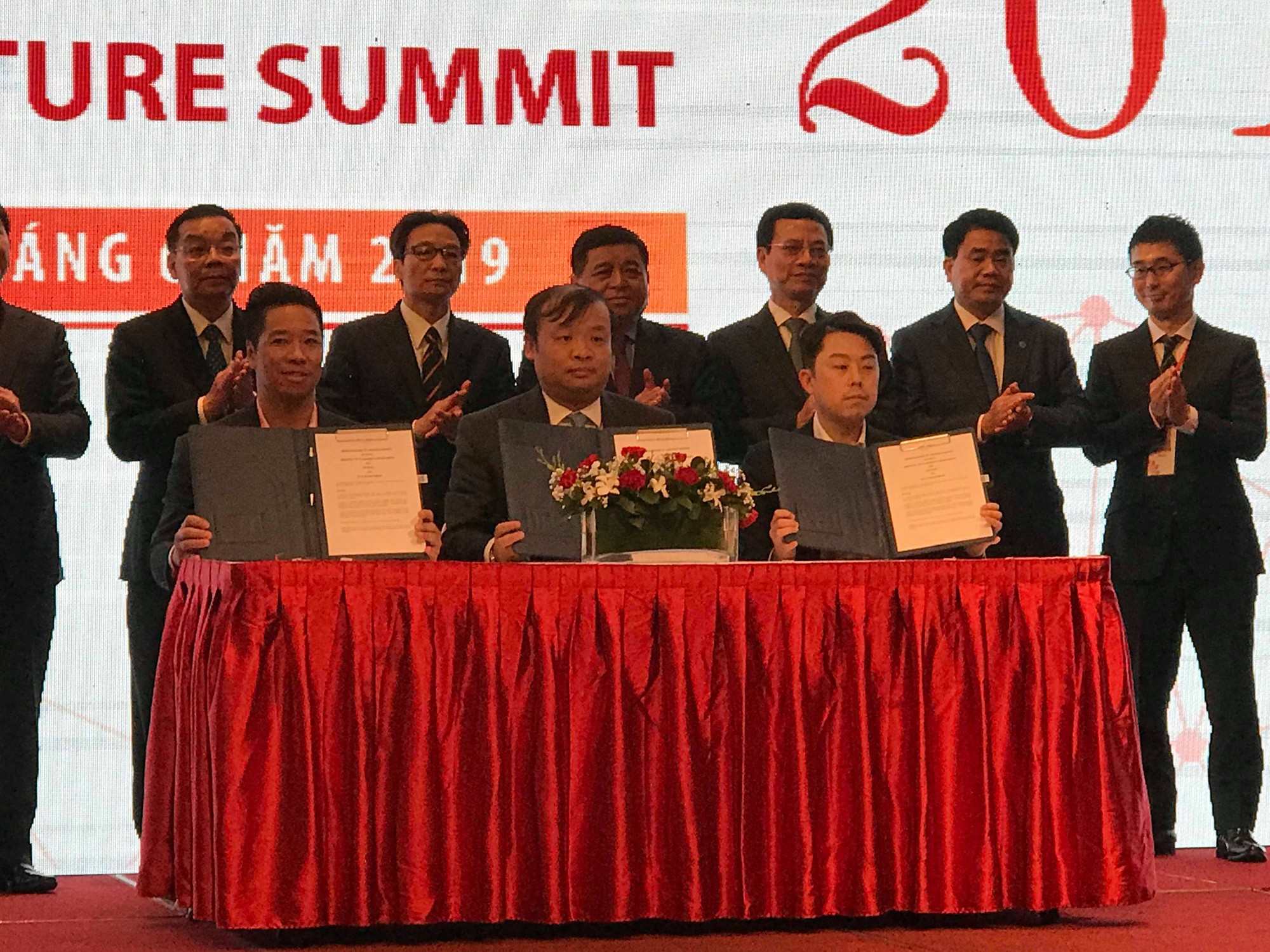 Phó Thủ tướng Vũ Đức Đam: ‘Đừng để doanh nghiệp Việt phải ra nước ngoài lập nghiệp vì qui định Việt Nam’ - Ảnh 2. Phó Thủ tướng Vũ Đức Đam: ‘Đừng để doanh nghiệp Việt phải ra nước ngoài lập nghiệp vì qui định Việt Nam’ - Ảnh 2.