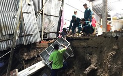 8 căn nhà trôi xuống sông ở miền Tây
