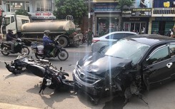 Ô tô 'điên' tông liên hoàn xe bồn và 2 xe máy, tài xế thương nặng