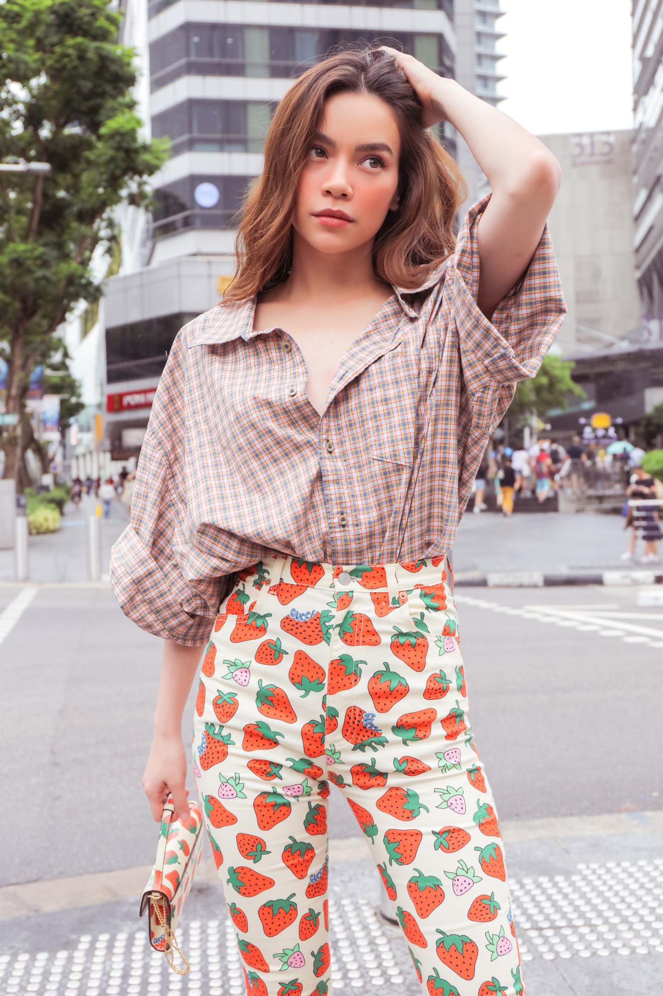 Hồ Ngọc Hà gây chú ý trên đường phố Singapore nhờ street style nổi bật - Ảnh 3. Hồ Ngọc Hà gây chú ý trên đường phố Singapore nhờ street style nổi bật - Ảnh 3.