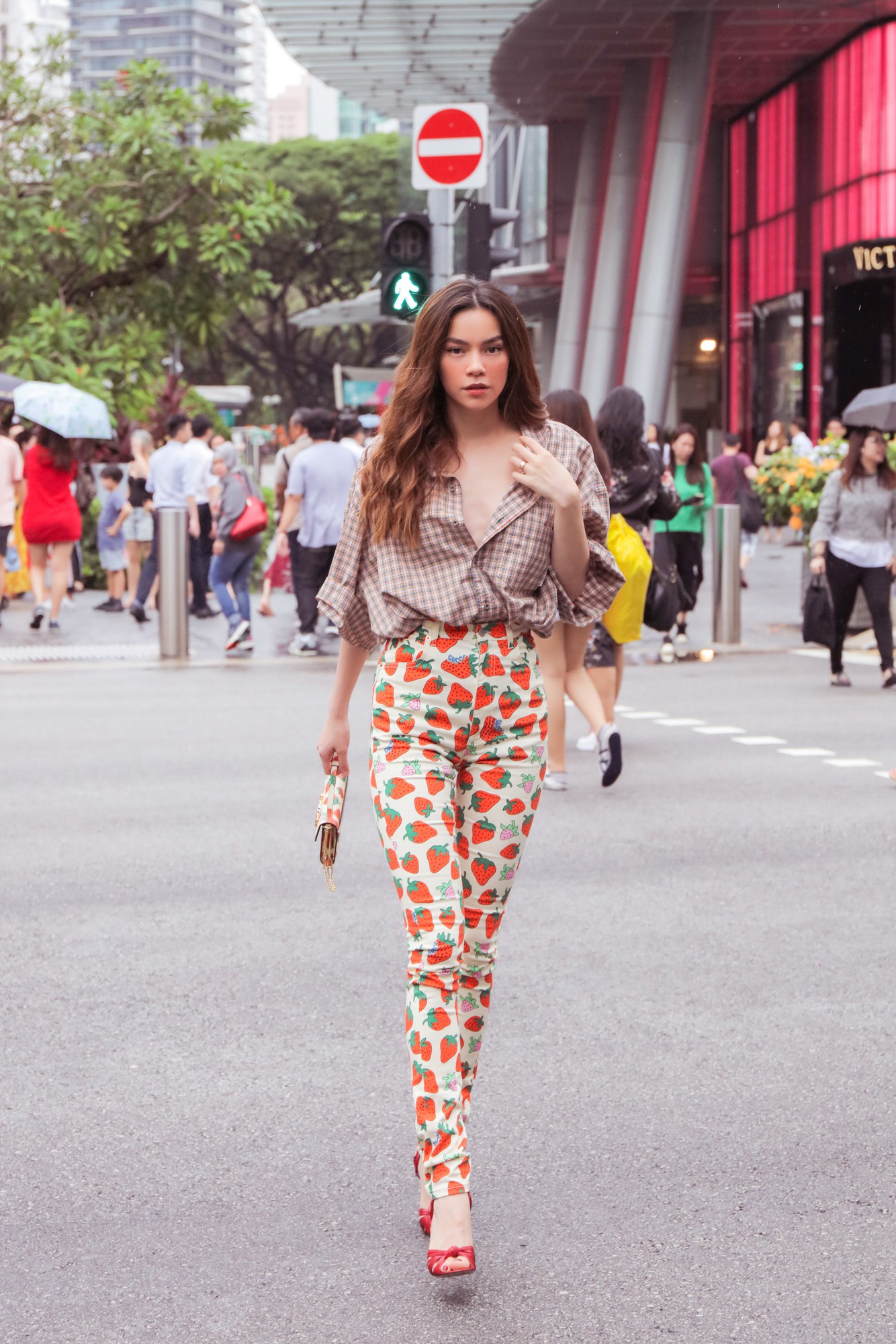 Hồ Ngọc Hà gây chú ý trên đường phố Singapore nhờ street style nổi bật - Ảnh 2. Hồ Ngọc Hà gây chú ý trên đường phố Singapore nhờ street style nổi bật - Ảnh 2.