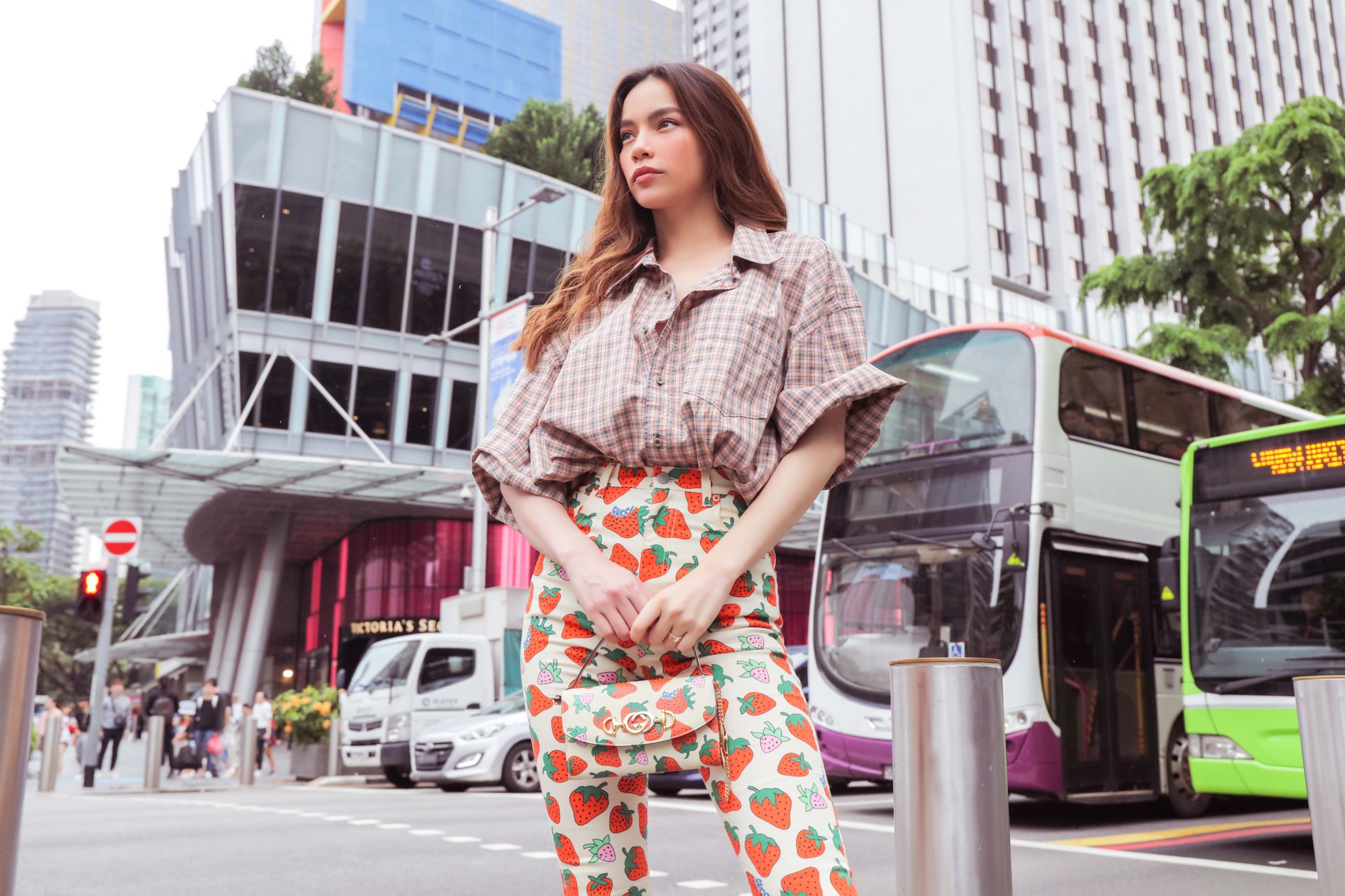 Hồ Ngọc Hà gây chú ý trên đường phố Singapore nhờ street style nổi bật - Ảnh 1. Hồ Ngọc Hà gây chú ý trên đường phố Singapore nhờ street style nổi bật - Ảnh 1.