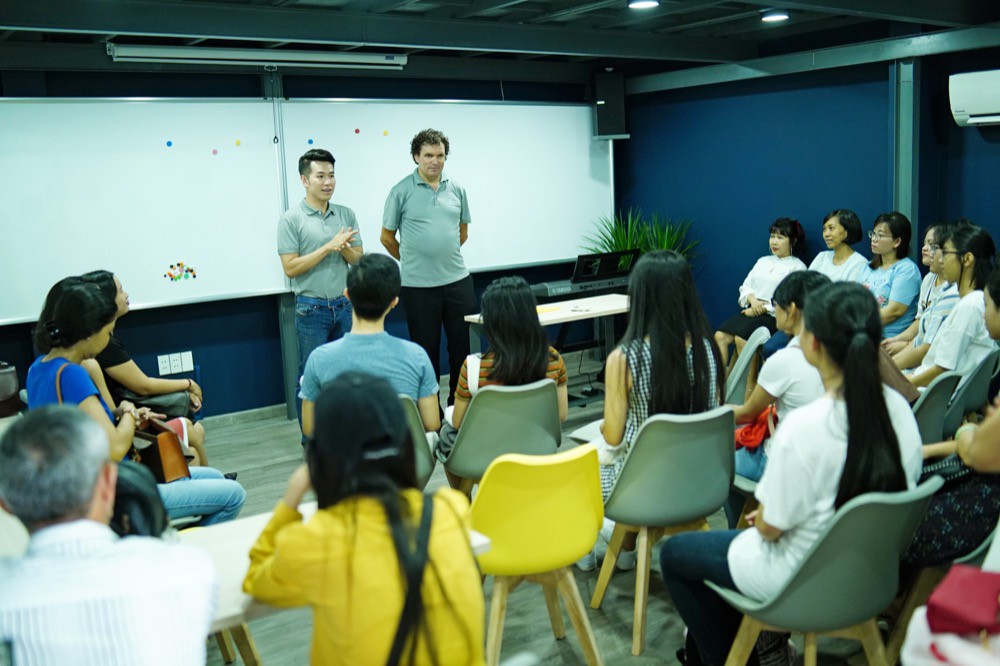 Hồ Trung Dũng: Mở trường dạy tiếng Đức không vì mục đích kinh doanh hay lợi nhuận - Ảnh 3. Hồ Trung Dũng: Mở trường dạy tiếng Đức không vì mục đích kinh doanh hay lợi nhuận - Ảnh 3.