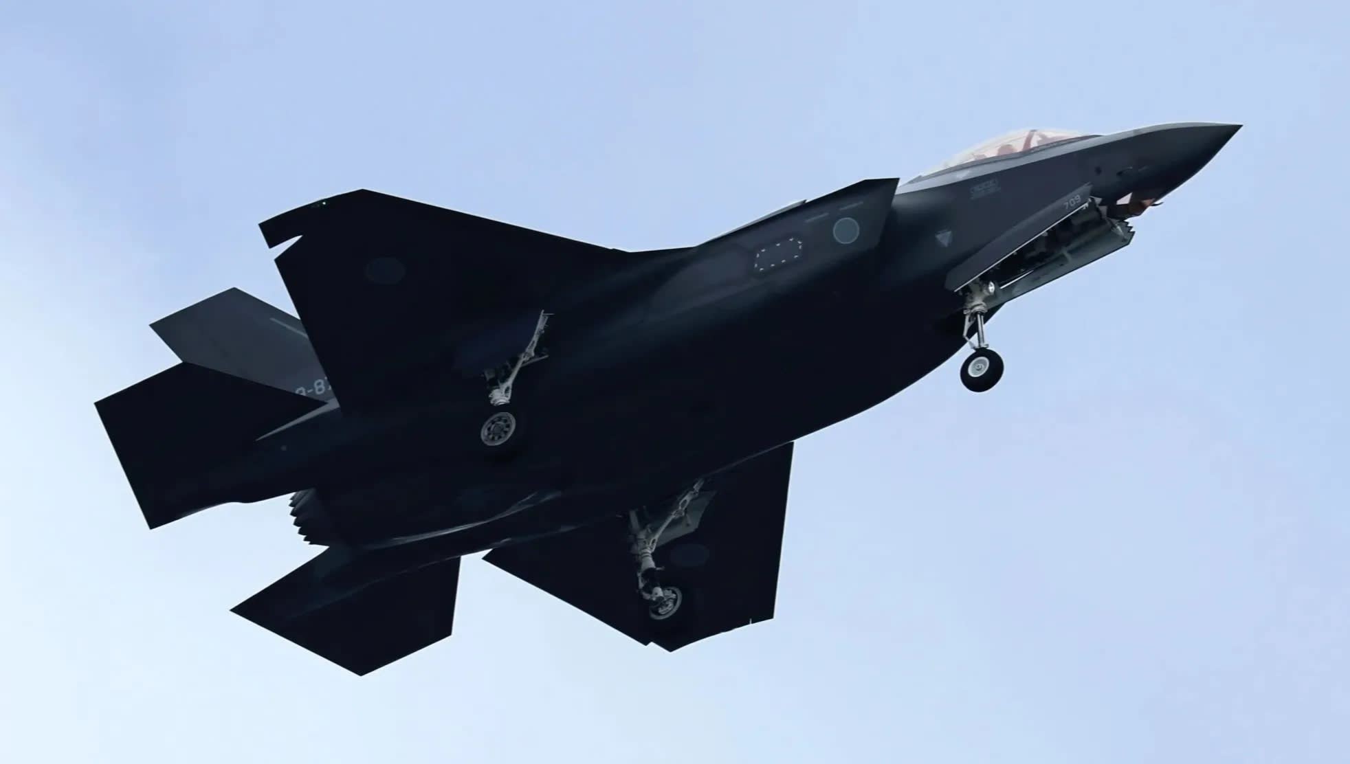 Nhật Bản tuyên bố vụ rơi máy bay chiến đấu F-35 không phải do lỗi kĩ thuật - Ảnh 1. Nhật Bản tuyên bố vụ rơi máy bay chiến đấu F-35 không phải do lỗi kĩ thuật - Ảnh 1.